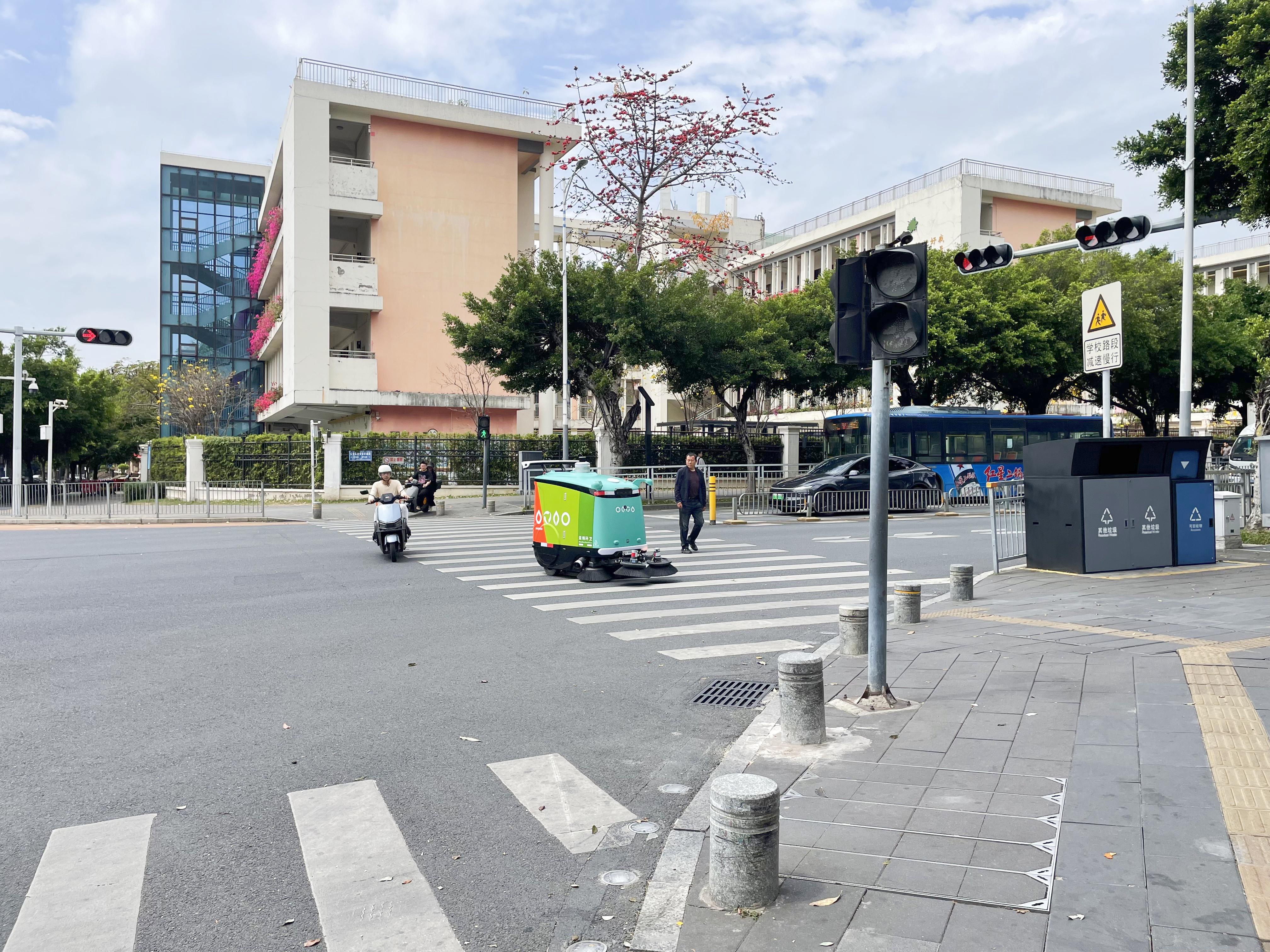 赛特智能创新“人地空”协同清扫模式，构建智慧环卫高效作业新范式