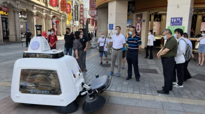 广州日报：荔湾来了个特别的“环卫工”——无人驾驶清扫车