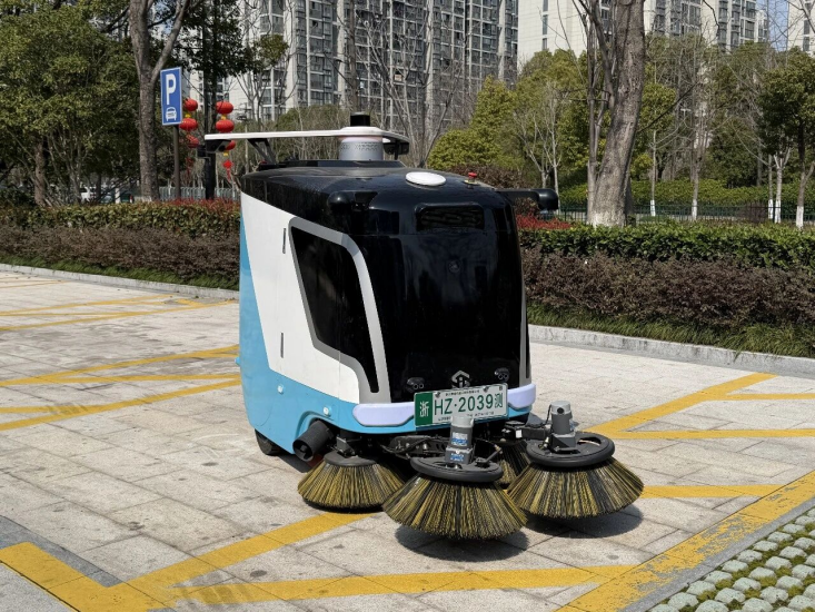 杭州首台！赛特智能1吨级纯无人清扫车正式挂牌上路