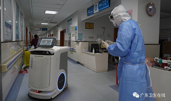 图片3.在武汉汉口医院收治新冠肺炎病人的隔离病房里，赛特智能的“小逸”的智能机器人上岗作业。.jpg